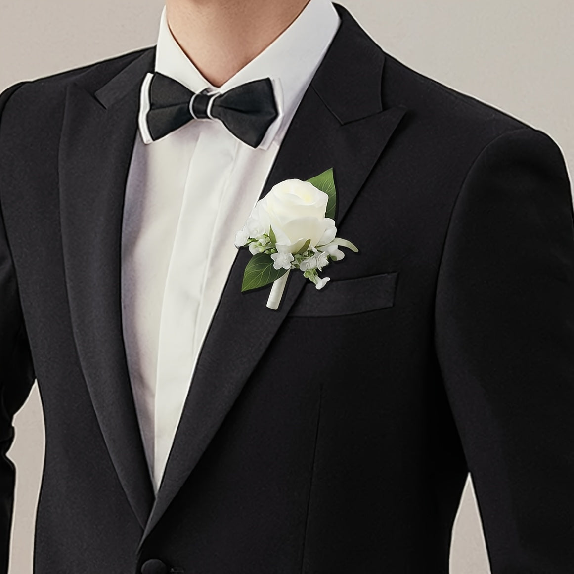A Classic White Rose And 'S Breath Boutonniere, Perfect for The Groom And Groomsmen at Weddings And Formal Events. Artificial Fabric Roses Wrist Corsages Are Suitable for Brides, Bridesmaids, Wedding Decorations, Proms, Parti ferrersa