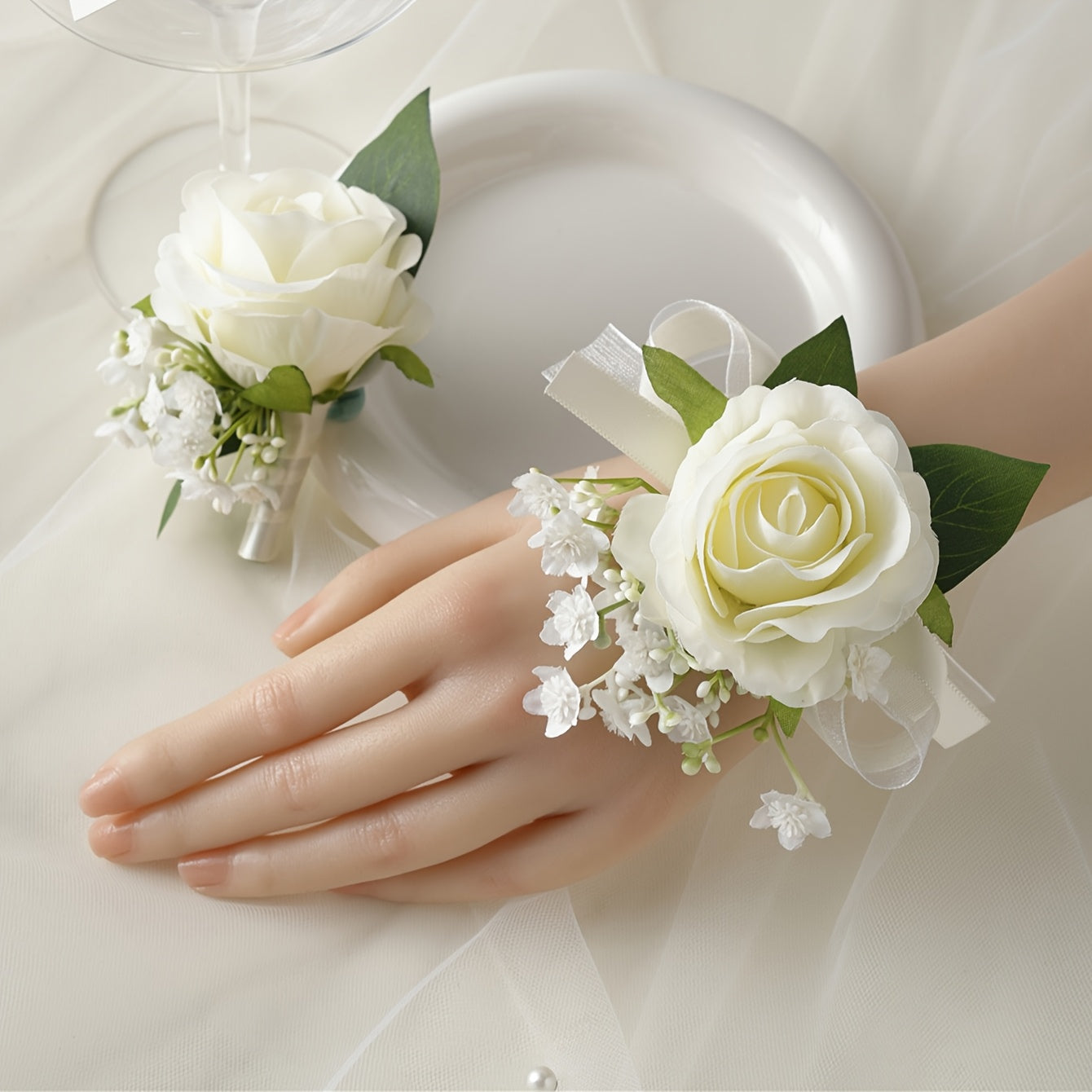 A Classic White Rose And 'S Breath Boutonniere, Perfect for The Groom And Groomsmen at Weddings And Formal Events. Artificial Fabric Roses Wrist Corsages Are Suitable for Brides, Bridesmaids, Wedding Decorations, Proms, Parti ferrersa
