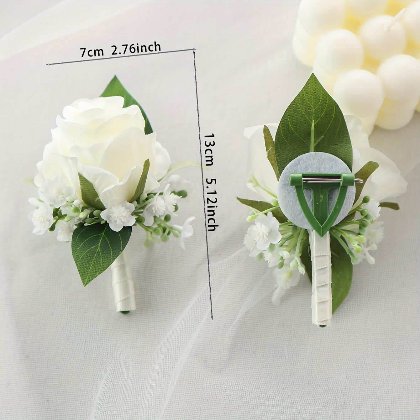 A Classic White Rose And 'S Breath Boutonniere, Perfect for The Groom And Groomsmen at Weddings And Formal Events. Artificial Fabric Roses Wrist Corsages Are Suitable for Brides, Bridesmaids, Wedding Decorations, Proms, Parti ferrersa