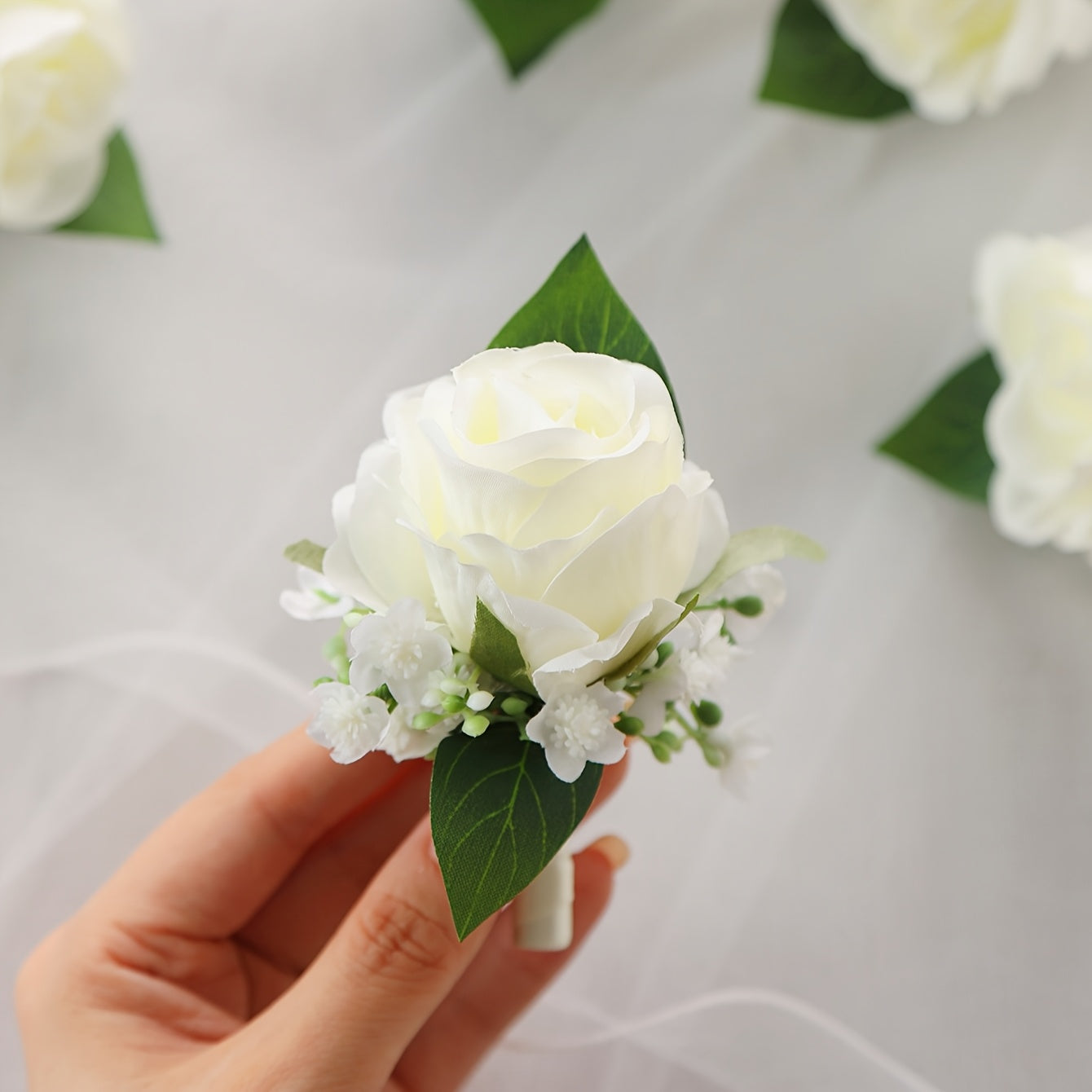A Classic White Rose And 'S Breath Boutonniere, Perfect for The Groom And Groomsmen at Weddings And Formal Events. Artificial Fabric Roses Wrist Corsages Are Suitable for Brides, Bridesmaids, Wedding Decorations, Proms, Parti ferrersa