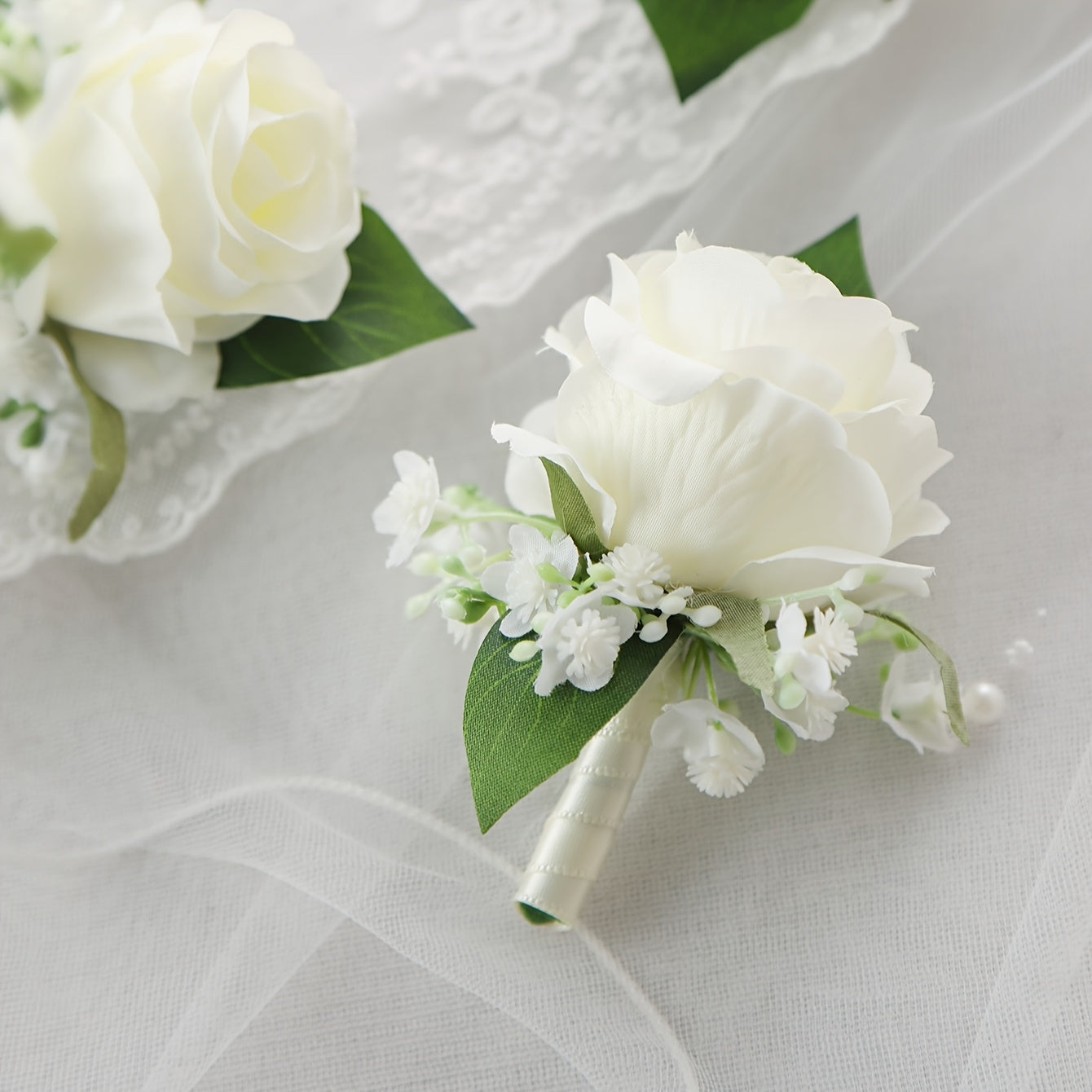 A Classic White Rose And 'S Breath Boutonniere, Perfect for The Groom And Groomsmen at Weddings And Formal Events. Artificial Fabric Roses Wrist Corsages Are Suitable for Brides, Bridesmaids, Wedding Decorations, Proms, Parti ferrersa