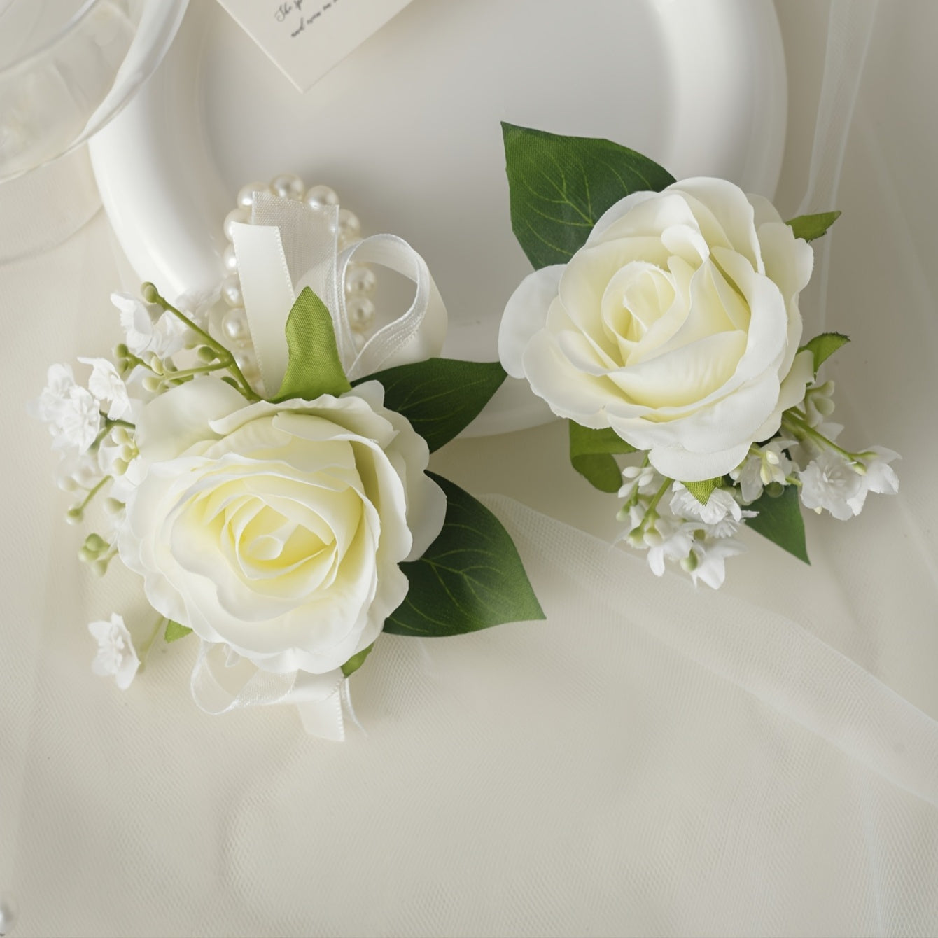 A Classic White Rose And 'S Breath Boutonniere, Perfect for The Groom And Groomsmen at Weddings And Formal Events. Artificial Fabric Roses Wrist Corsages Are Suitable for Brides, Bridesmaids, Wedding Decorations, Proms, Parti ferrersa